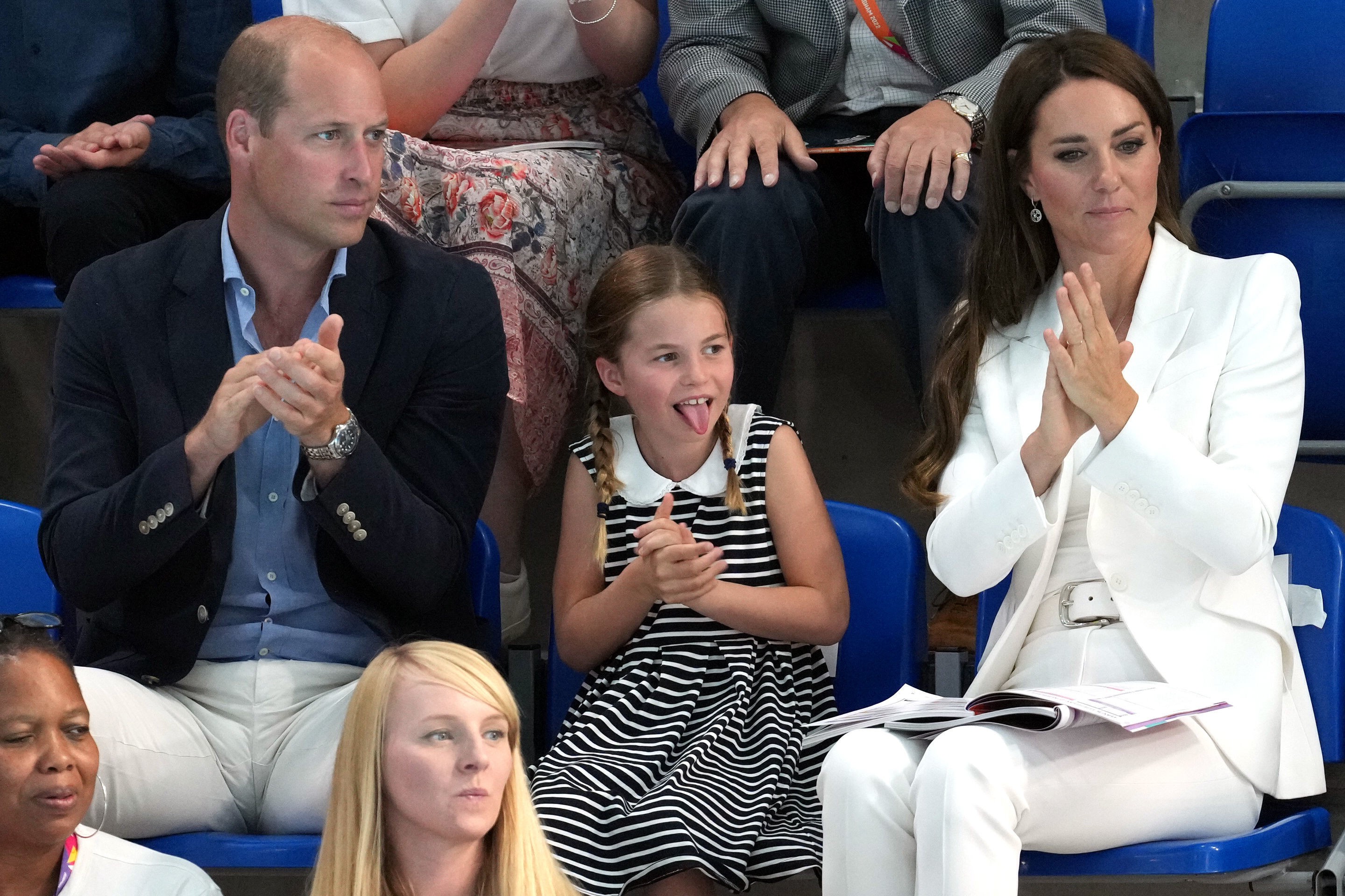 The Duke and Duchess of Cambridge with Princess Charlotte of Cambridge at Sandwell Aquatics Centre on day five of the 2022 Commonwealth Games in Birmingham. Picture date: Tuesday August 2, 2022. (Photo by Jacob King/PA Images via Getty Images) (Foto: PA Images via Getty Images)