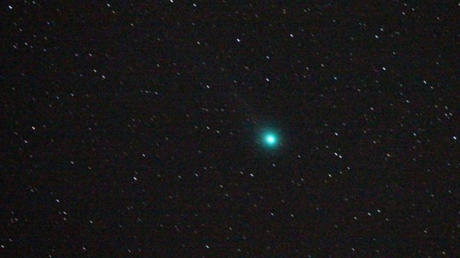 O cometa 46P/Wirtanen vai aparecer na cor verde, como o cometa Lovejoy (foto), visto em 2015 no céu da Bulgária (Foto: Getty Images via BBC News)