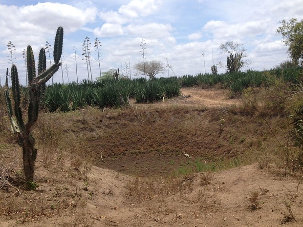 70% das aguadas, cisternas, barreiros e tanques estão secos na zona rual de Coité (Foto: Henrique Mendes / G1)