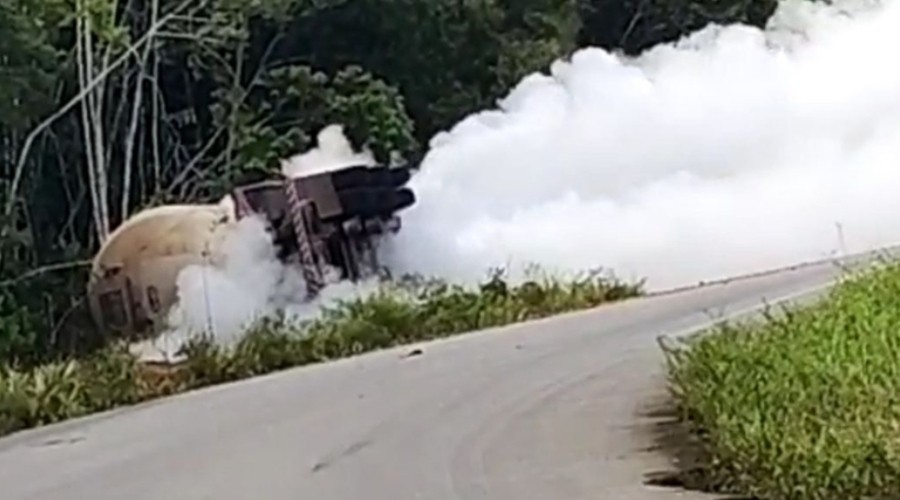 Carreta carregada de gás natural veicular tomba em rodovia no Amazonas