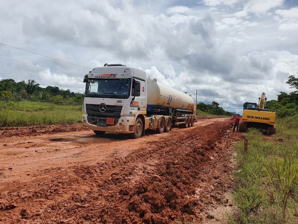 Caminhão passa por trecho sem asfalto na BR-319 — Foto: Arquivo pessoal