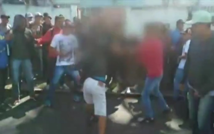 Alunos bringam na porta de escola de Catalão (Foto: Reprodução/TV Anhanguera)