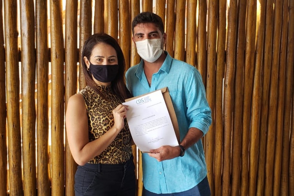 Talita Lima entrou o documento ao médico Lucas Claros — Foto: Ana Clara Marinho/TV Globo