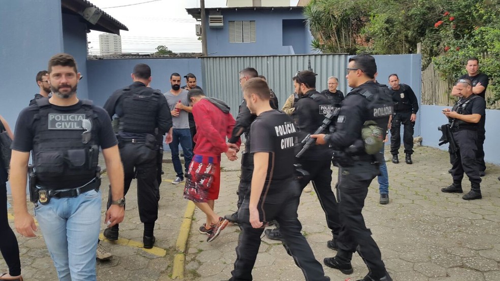 Mais de 200 policiais cumprem mandados em 7 cidades (Foto: Luiz Souza/RBS TV)