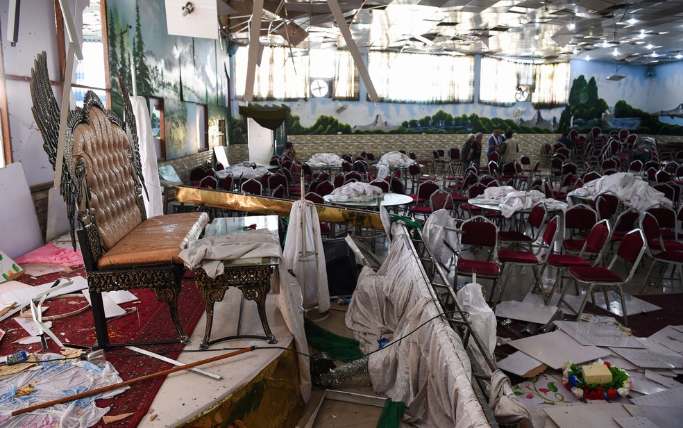 AfegÃ£os investigam interior de salÃ£o de festas apÃ³s explosÃ£o  â€” Foto: Wakil Kohsar / AFP Photo