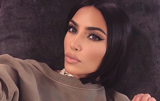  Kim Kardashian mostrou como usa maquiagem corporal para cobrir lesões causadas pela psoríase (Foto: Reprodução/Instagram )