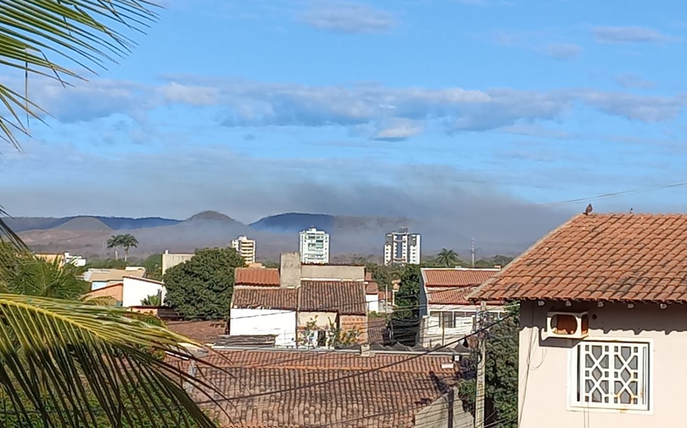 Fumaça alcançou área residencial durante incêndio em vegetação em Barreiras — Foto: Reprodução/Redes Sociais