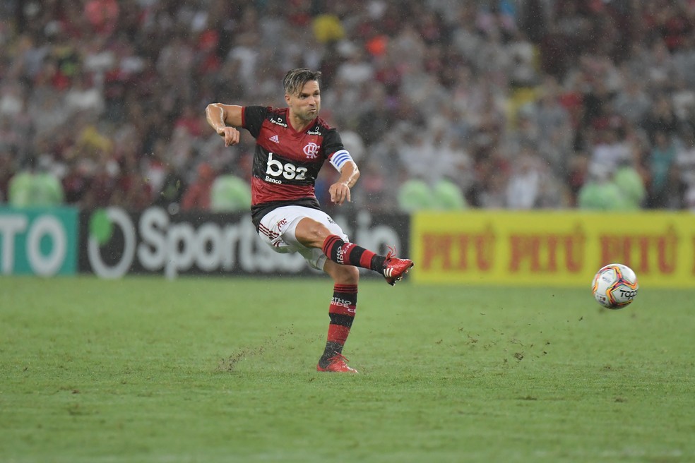 Diego em ação pelo Flamengo — Foto: André Durão