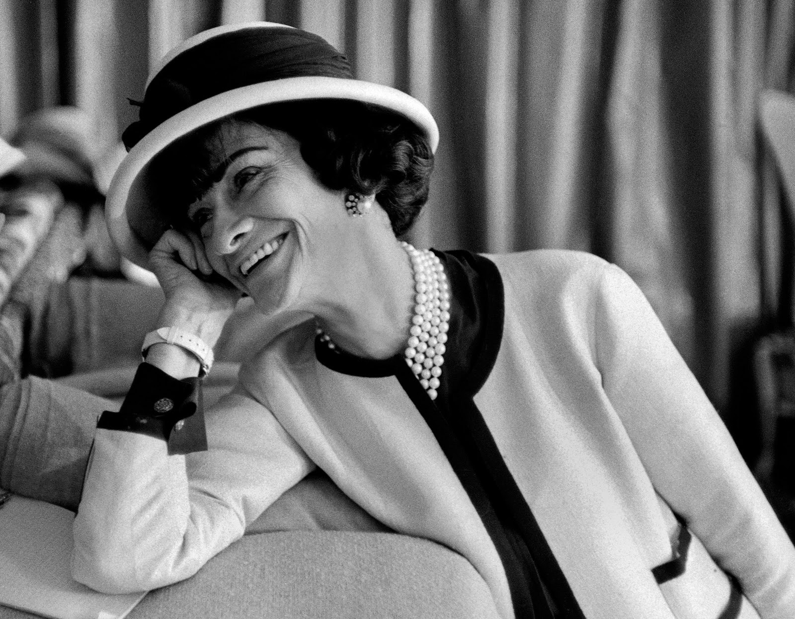 CONHEÇA AGORA QUEM FOI COCO CHANEL - Escola de Estilo