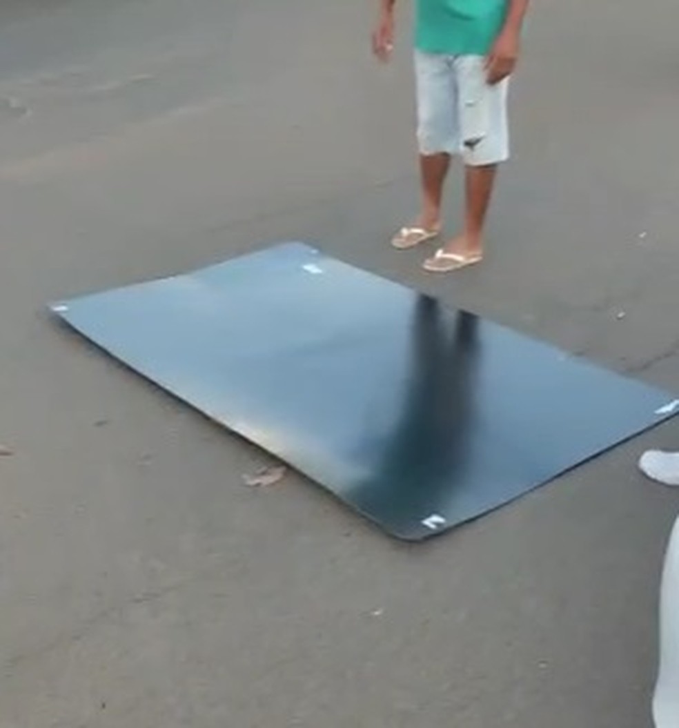 Placa de sinalização, em Santa Gertrudes, se desprendeu com colisão — Foto: Arquivo Pessoal