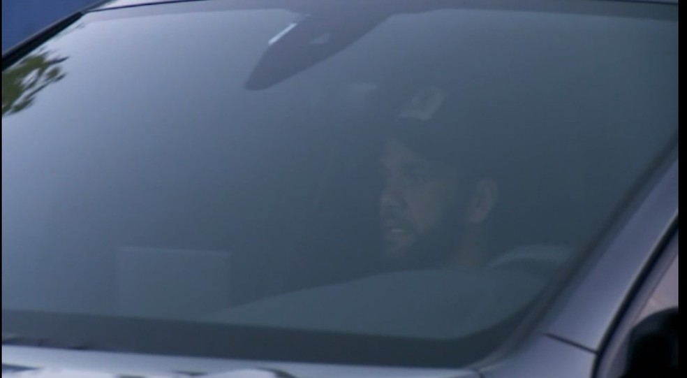 Daniel Alves deixa o CT do PSG apÃ³s reuniÃ£o com Edu Gaspar e Rodrigo Lasmar (Foto: ReproduÃ§Ã£o/TV Globo)