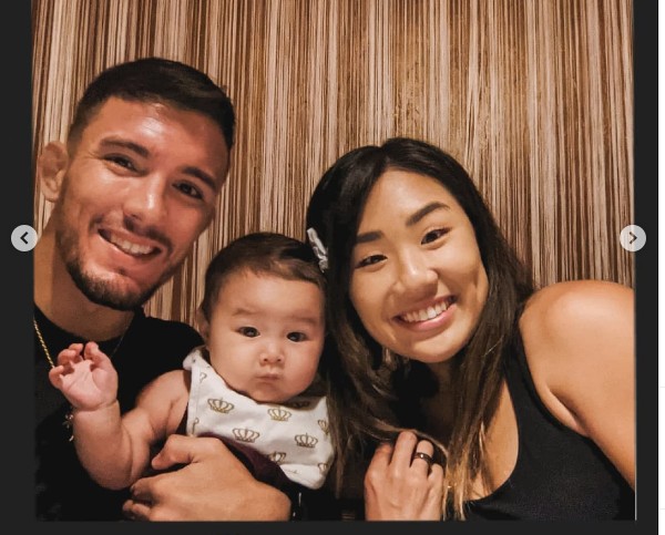 Angela Lee com o marido e a filha (Foto: Instagram)
