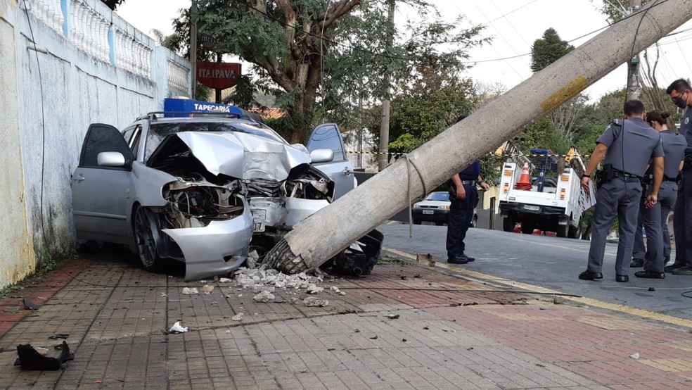 Carro perdeu o controle, atingiu poste e via precisou ser interditada em São Roque (SP) — Foto: Divulgação/São Roque Notícias
