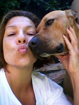 Sibele e Scooby dois anos depois do tratamento para leishmaniose (Foto: Sibele / Arquivo Pessoal)
