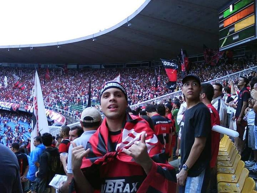 Pedro sempre frequentou o Maracanã, mas agora só pode quando visita a família no Rio — Foto: Arquivo Pessoal
