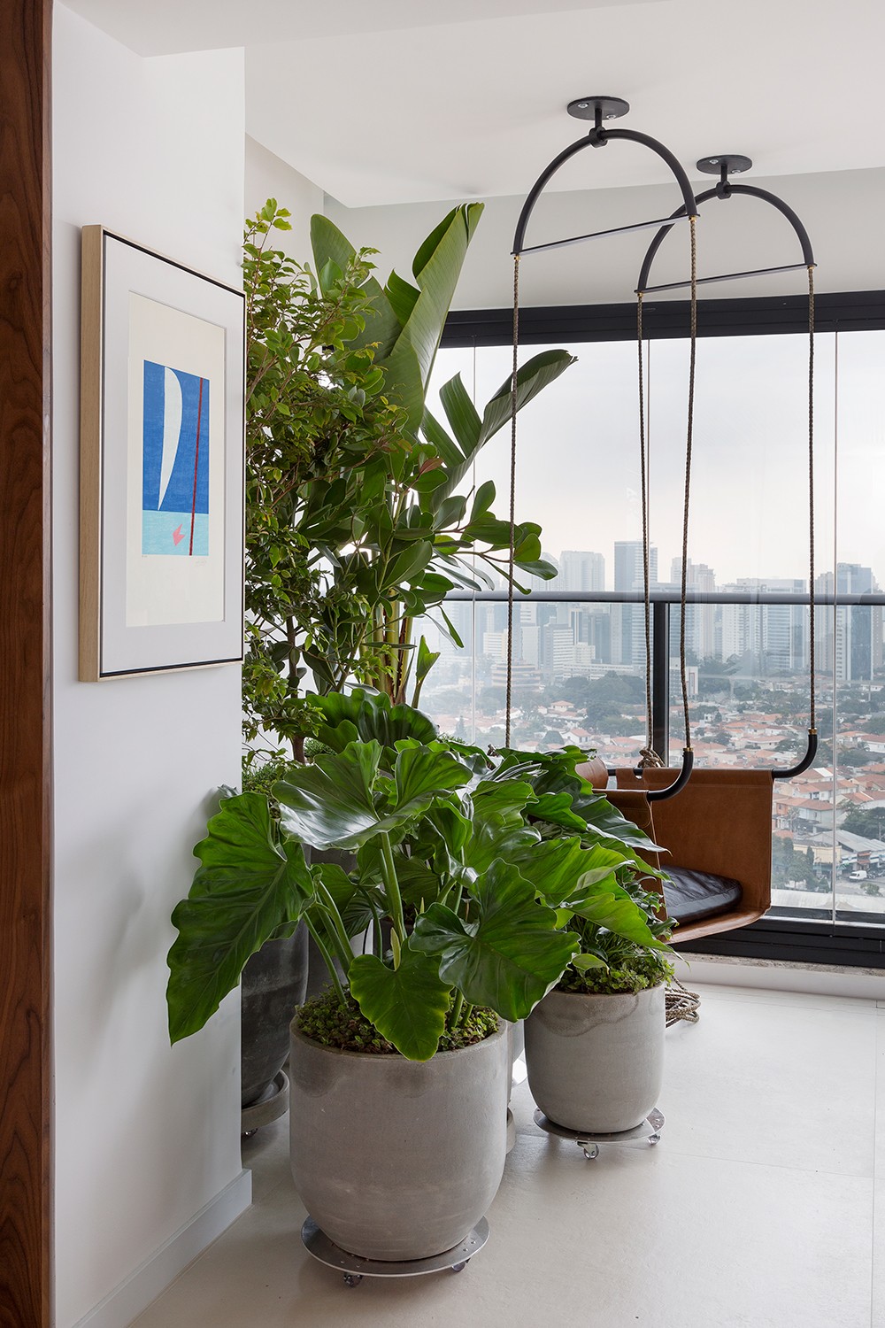 BALCONY |  The balcony is a cozy environment, which allows you to relax while residents enjoy the view.  Balanço Sela is from Decarvalho atelier (Photo: Julia Ribeiro / Publicity)