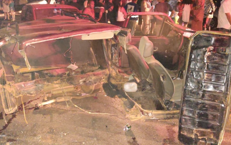 Carro parte carro ao meio após acidente em Trindade — Foto: Divulgação/Corpo de Bombeiros 