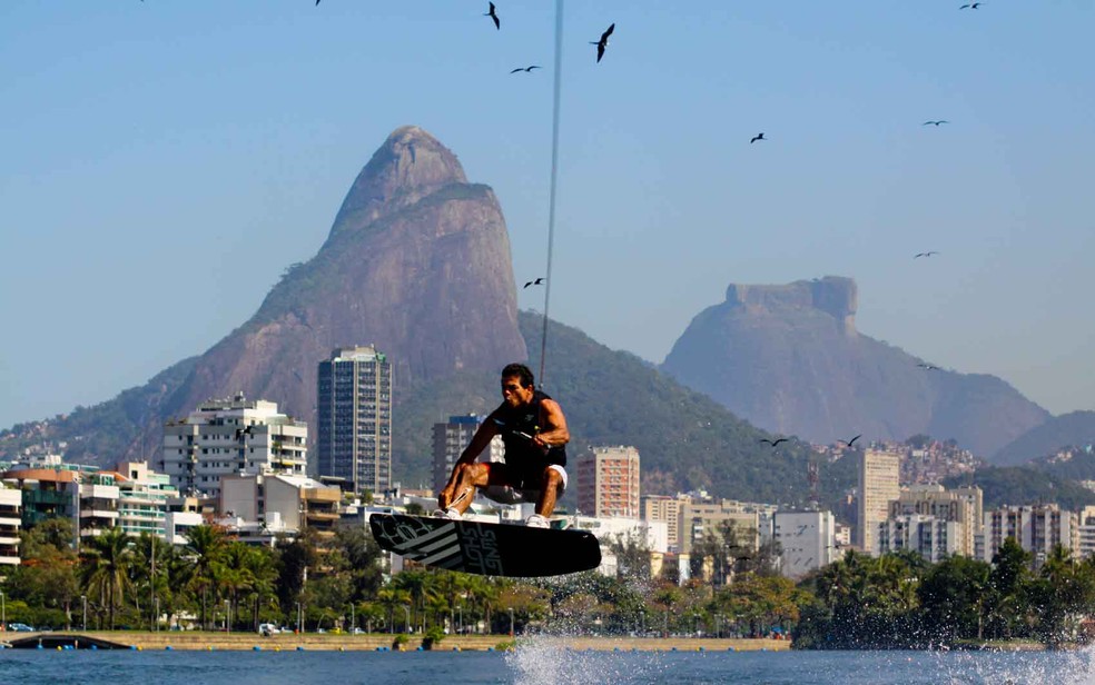 Jovem pratica wakeboard na Lagoa Rodrigo de Freitas, no Rio — Foto: Pedro Kirilos / Riotur