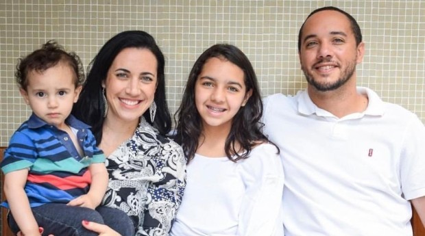 Luiza, seus dois filhos e seu marido (Foto: Divulgação)