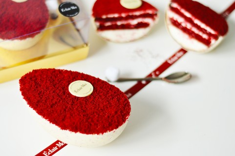 Ovo de colher Red Velvet com chocolate branco da Eclair Moi R$ 162,00, 515 g. A plaquinha pode ser personalizada eclairmoi.com.br