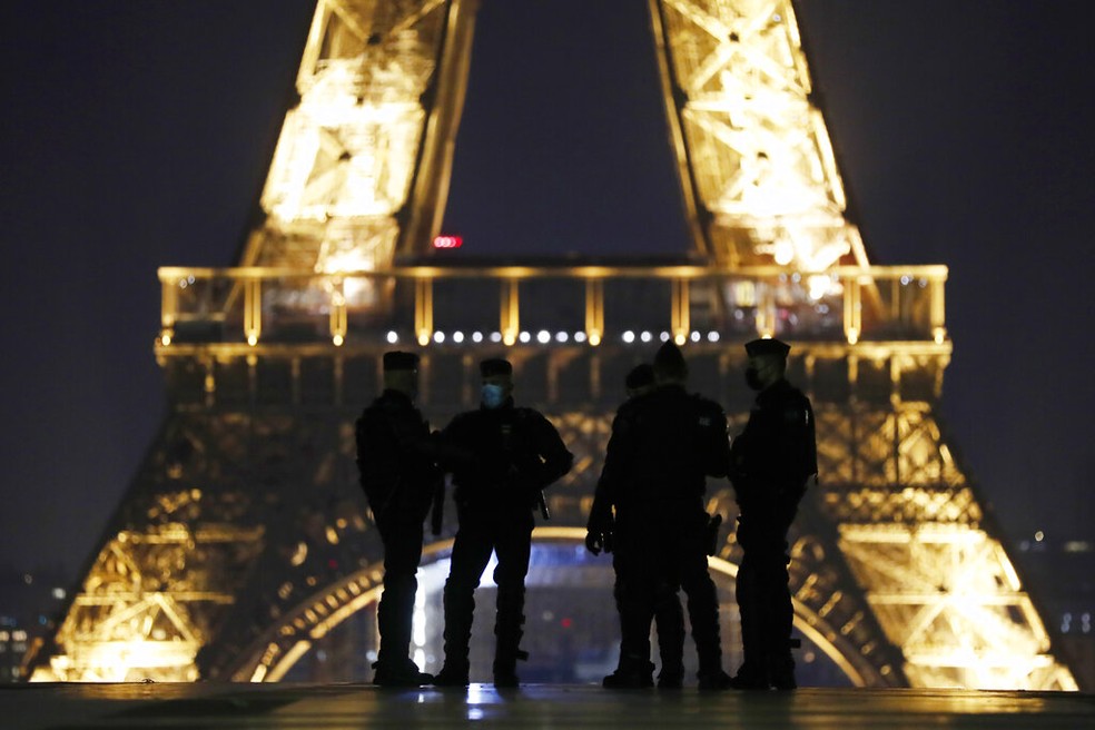 Em Paris, não teve festa: foto mostra patrulha policial em frente à Torre Eiffel, na França — Foto: Thibault Camus/AP Photo