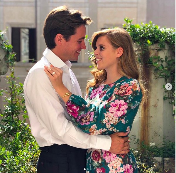 A Princesa Beatrice e o empresário Edoardo Mapelli Mozzi em uma das fotos em que anunciaram seu noivado (Foto: Instagram)