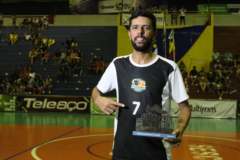 Vinícius Jati eleito craque do jogo entre Orocó e Seleção Boavistana na Copa TV Grande Rio de Futsal — Foto: Emerson Rocha / ge Petrolina