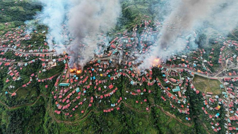 Incêndios em Thantlang, no Estado de Chin, causados ​​por bombardeios de forças militares, segundo a imprensa local — outubro de 2021 (Foto: Getty Images via BBC News)