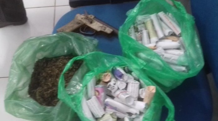De acordo com a polícia, com eles foram encontrados 197 papelotes de maconha e mais 298 gramas em uma sacola — Foto: Reprodução/TV Mirante 