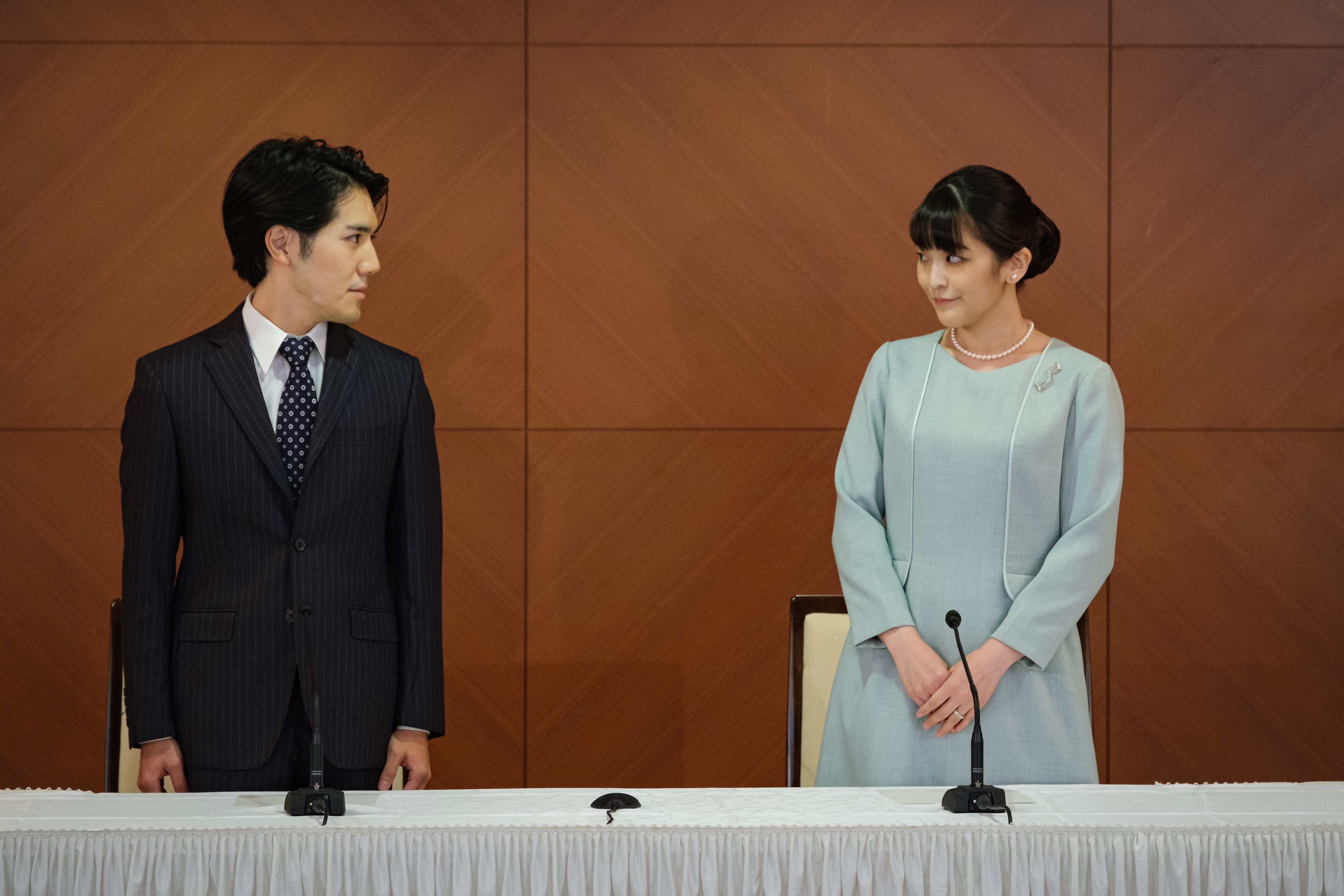 Princesa Mako e o marido, Kei Komuro, em coletiva de imprensa momentos após o casamento (Foto: Getty Images)