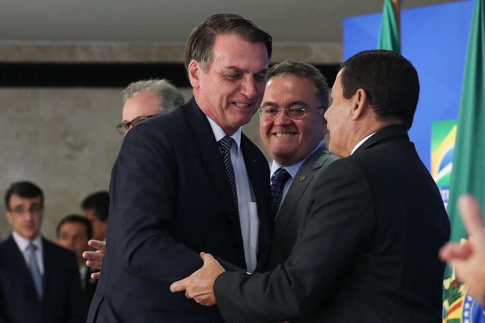 Jair Bolsonaro cumprimentou o vice-presidente Hamilton MourÃ£o durante evento no PalÃ¡cio do Planalto, apÃ³s o cafÃ© da manhÃ£ â?? Foto: Marcos CorrÃªa/PR