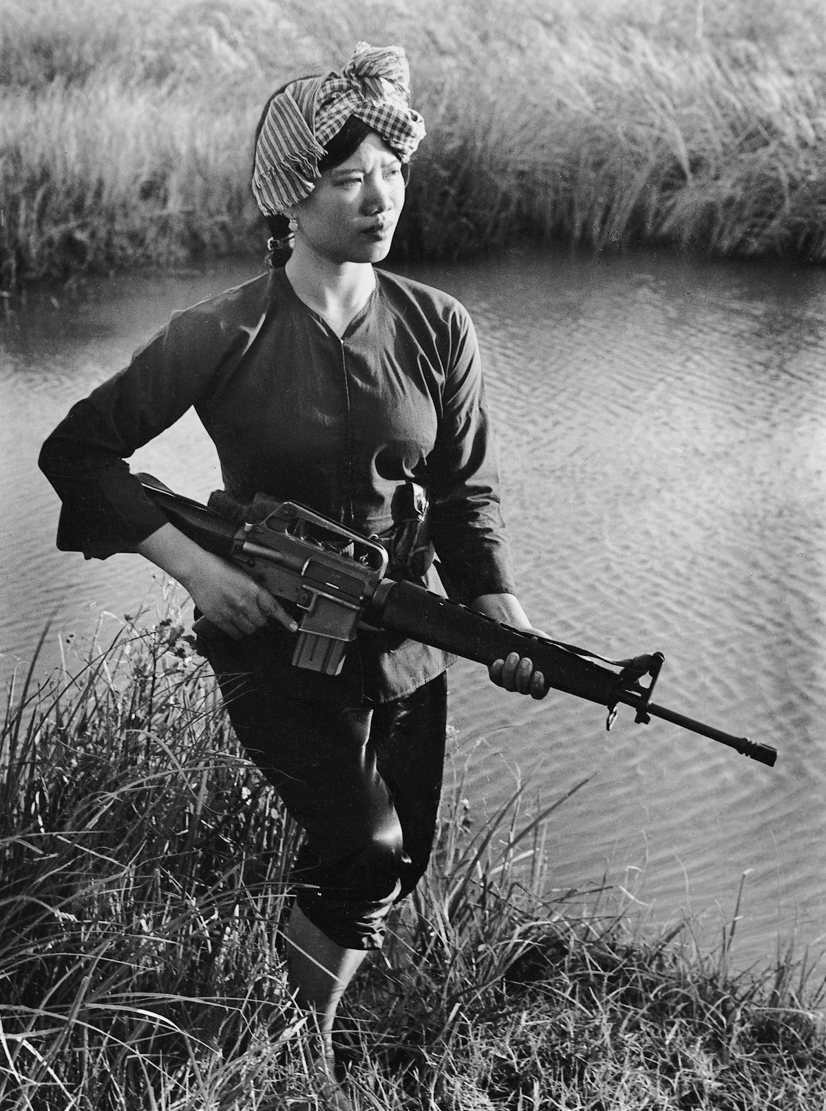1973 - Uma guerrilheira vietcong em Mekong Delta. Você podia encontrar mulheres com ela o tempo todo durante a guerra. Ela tinha apenas 24 anos, mas havia perdido dois maridos nos combates, disse o fotógrafo (Foto: Divulgação)