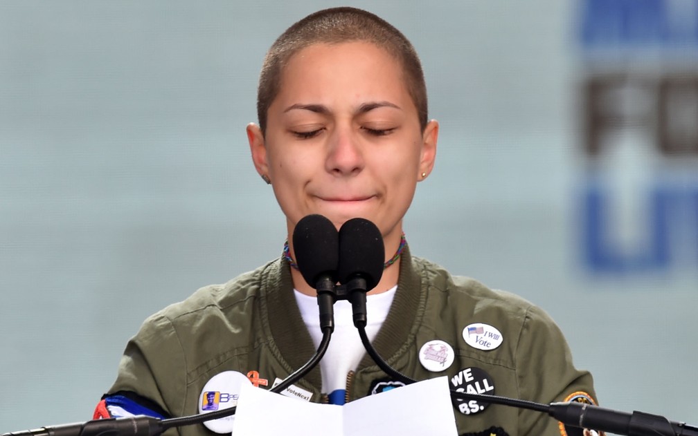 A estudante Emma González, sobrevivente do ataque à Marjory Stoneman Douglas High School, em Parkland, se emociona durante discurso na March for Our Lives, em 24 de março de 2018 — Foto: Nicholas Kamm/AFP