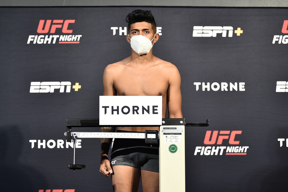 Jonathan Martinez estourou o peso em 2kg na pesagem do UFC: Brunson x Shahbazyan — Foto: Getty Images