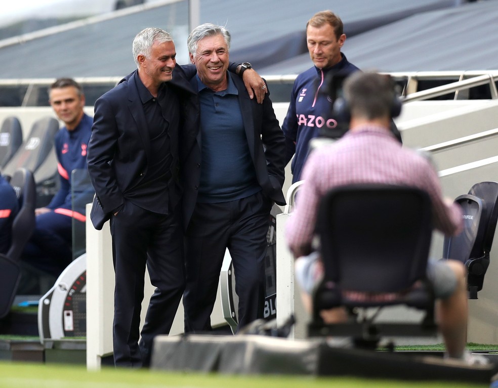 José Mourinho e Carlo Ancelotti conversam antes de Tottenham x Everton — Foto: Getty Images