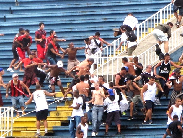 confusão torcida Atlético-PR e Vasco jogo (Foto: Gustavo Rotstein)