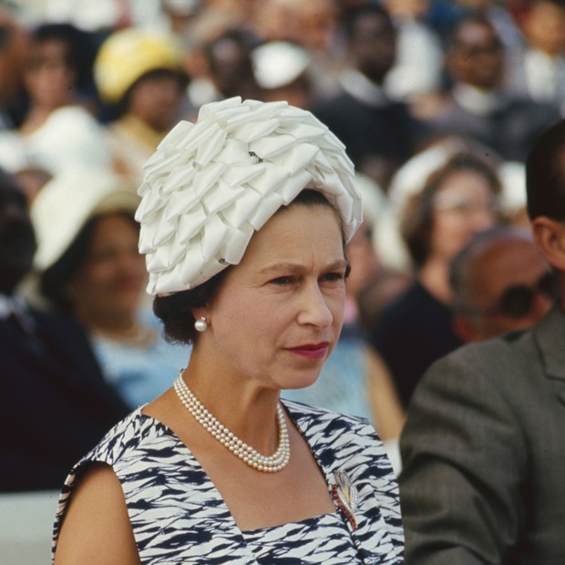 Rainha Elizabeth II está sempre usando um colar de pérolas (Foto: Getty Images)