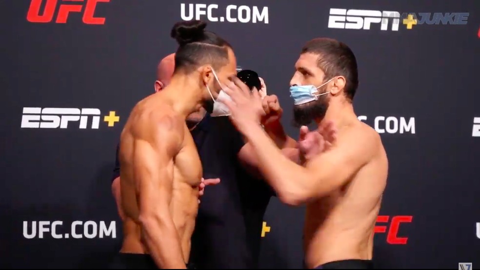 Zelim Imadaev prepara tapa em Michel Pereira, encarada pesagem UFC — Foto: Reprodução/MMAJunkie.com