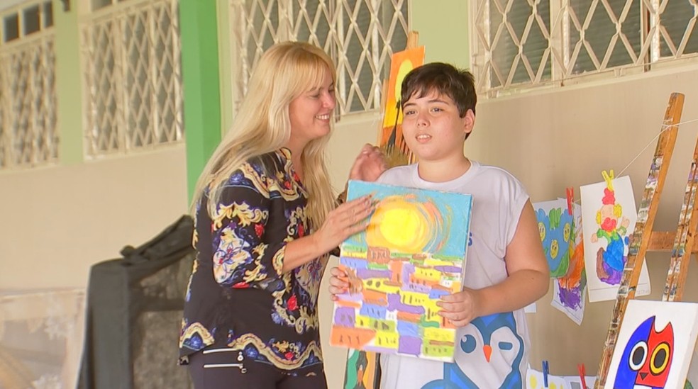 Danilo com a mÃ£e, Eliane, e o quadro que ganhou o prÃªmio â Foto: ReproduÃ§Ã£o/TV TEM