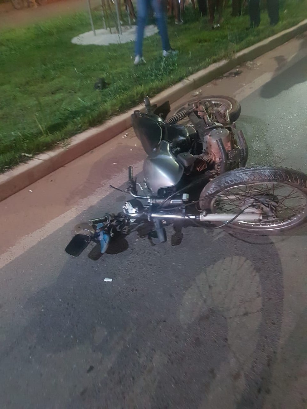 Motociclista estava sozinho no veículo — Foto: Guarda Municipal de Várzea Grande-MT/Divulgação