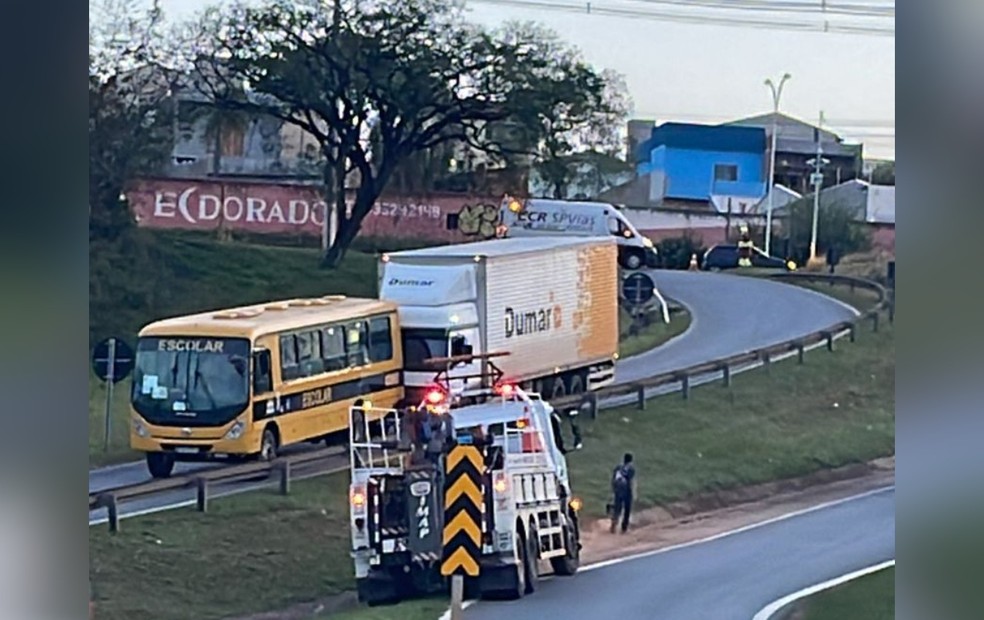 Caminhão atinge traseira de ônibus escolar em Itapeva  — Foto: Itapeva Alerta/ Reprodução 