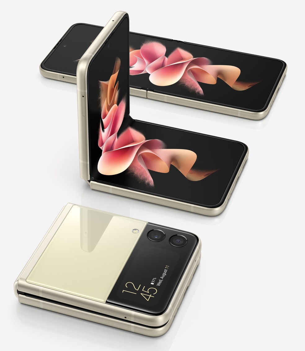 Samsung Galaxy Z Flip3 fechado, sentado, aberto — Foto: Divulgação