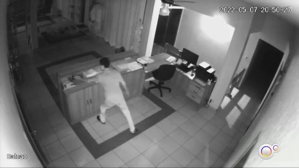 Imagens mostram homem furtando paróquia antes de ser atropelado por padre em Santa Cruz do Rio Pardo (SP) — Foto: Reprodução/TV TEM