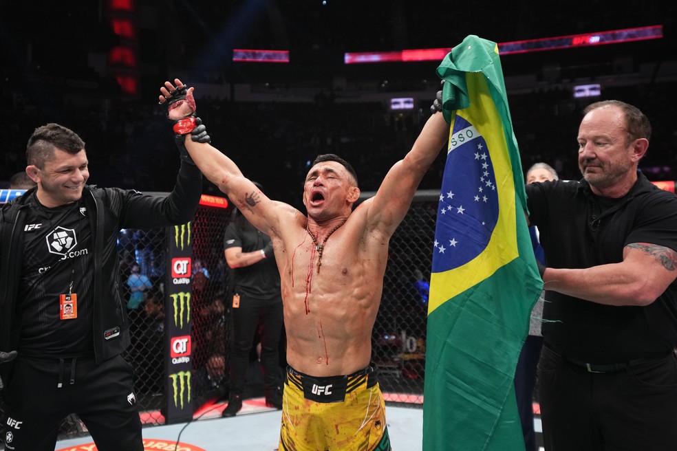 Douglas D'Silva comemora a vitória sobre Serget Morozov no UFC 271 — Foto: Getty Images