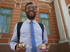 De gravata, jovem vai às ruas e vende chocolate para pagar faculdade no RS
