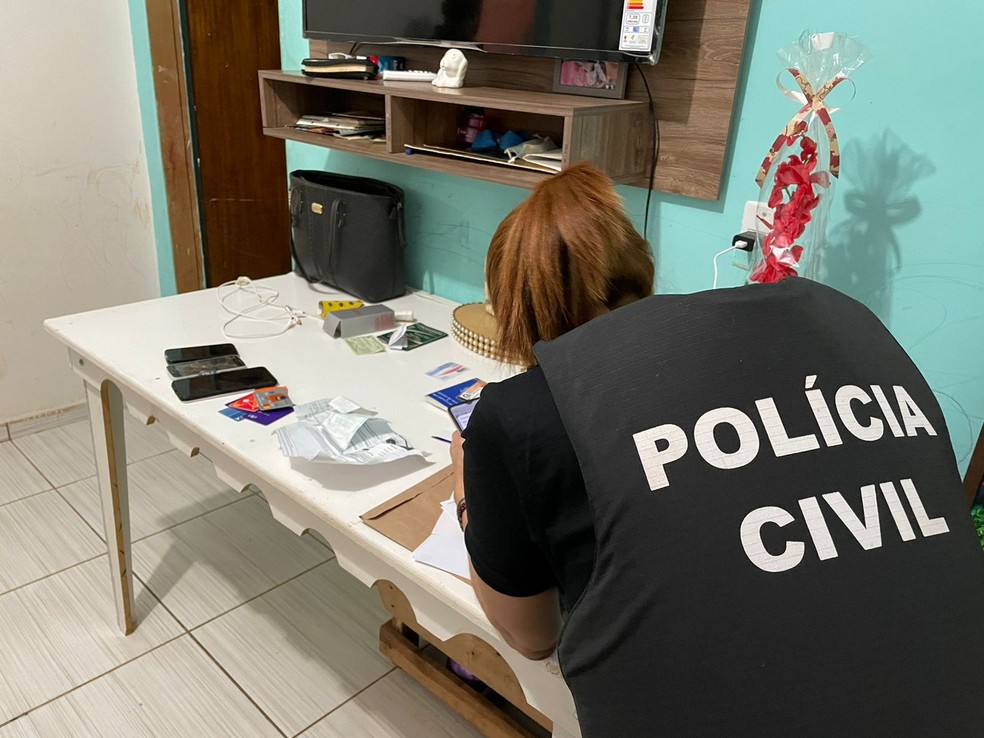 Polícia Civil cumpre mandados de prisão e apreensão na casa de suspeito — Foto: PJC/MT