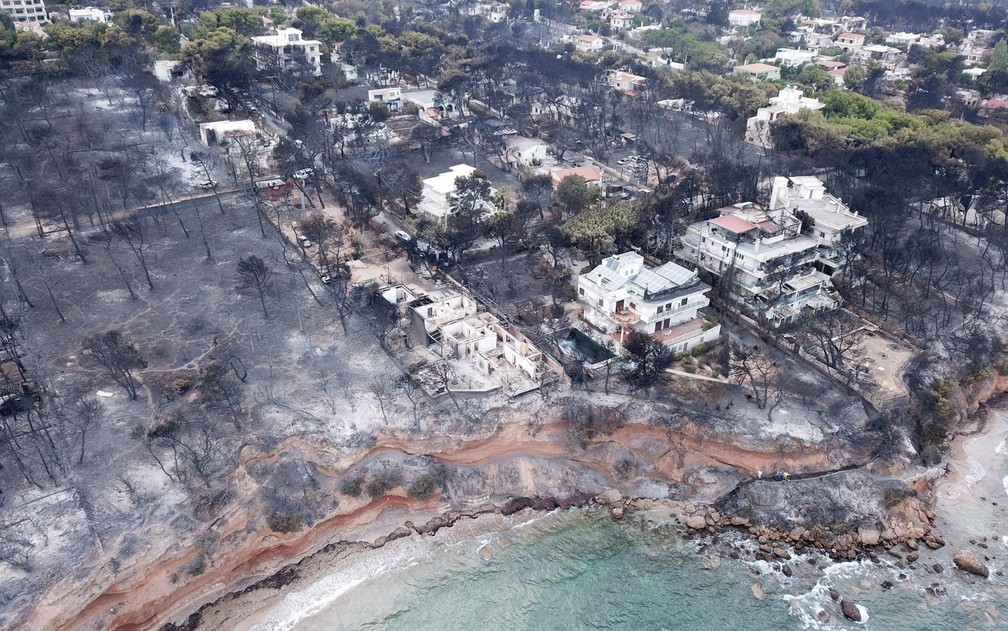 Vista aérea mostra devastação causada por incêndio em Mati, na Grécia, em imagem de arquivo. (Foto: FlyGreeceDrone/via Reuters)