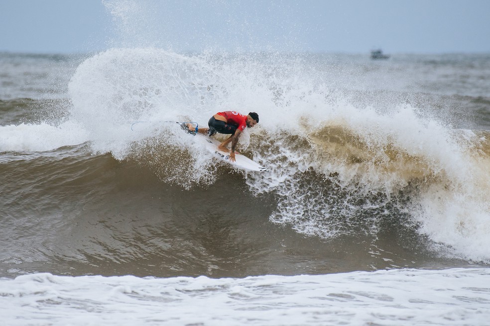 Italo Ferreira não teve vida fácil, mas avançou — Foto: Thiago Diz/World Surf League