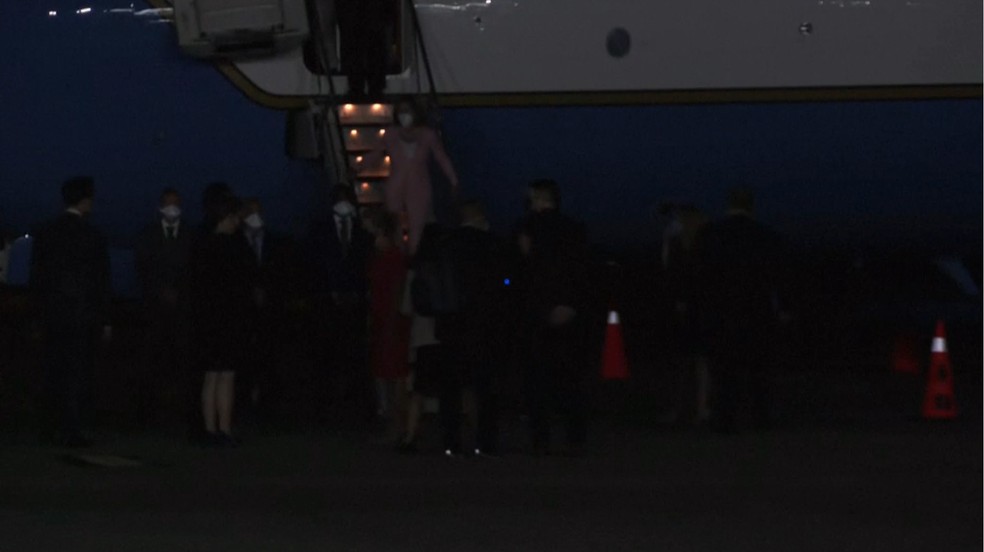 Nancy Pelosi desce de avião da Força Aérea americana em Taiwan — Foto: REUTERS