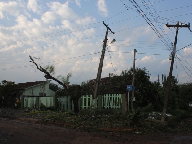 Segundo a Copel, cerca de 150 postes foram derrubados ou quebrados em Marechal Cândido Rondon (PR); mais de 14 mil imóveis ficaram sem energia na região (Foto: Prefeitura de Marechal Cândido Rondon / Divulgação)